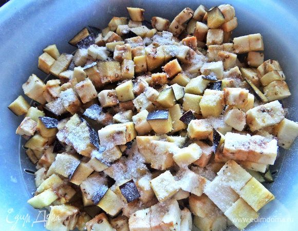 Посолить и оставить на несколько минут.