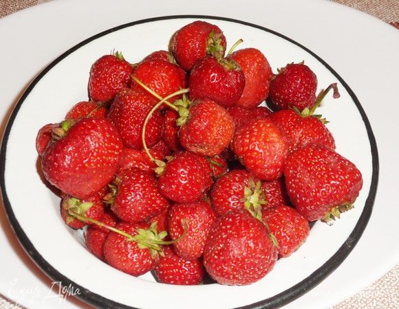 Клубнику перебрать, промыть, очистить от плодоножек.