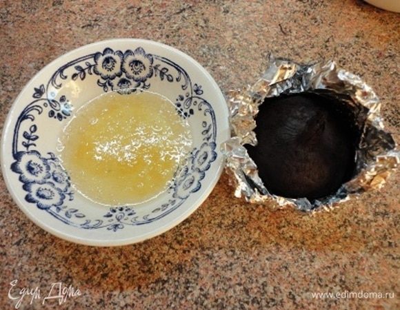 Желатин замочить в холодной кипяченой воде. Свеклу я запекла заранее для других целей. Сюда использовала одну весом 160 г. Решила, что 2 ч. л. желатина будет достаточно и угадала. Можно и отварить свеклу, но запеченная намного вкуснее. Свекла такого размера в фольге  запекается 1 час при температуре 200°С.