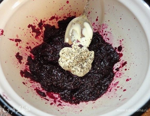 Свеклу очистить и измельчить блендером до состояния пюре. Добавить майонез, соль, перец —
 это все по вкусу, попробуйте и отрегулируйте.