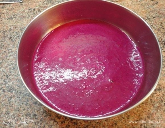 Набухший желатин распустите на водяной бане или в микроволновке и соедините со свеклой. Вылейте в подходящую форму (можно и прямоугольную) и уберите в холодильник до полного застывания.