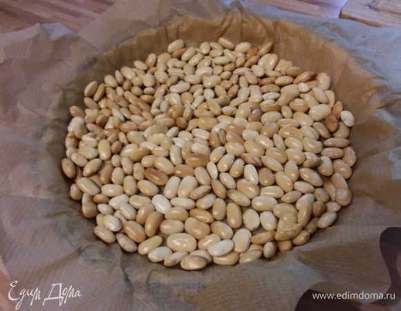 Засыпать груз, выпекать в заранее разогретой до 175°С в течение 10 минут.