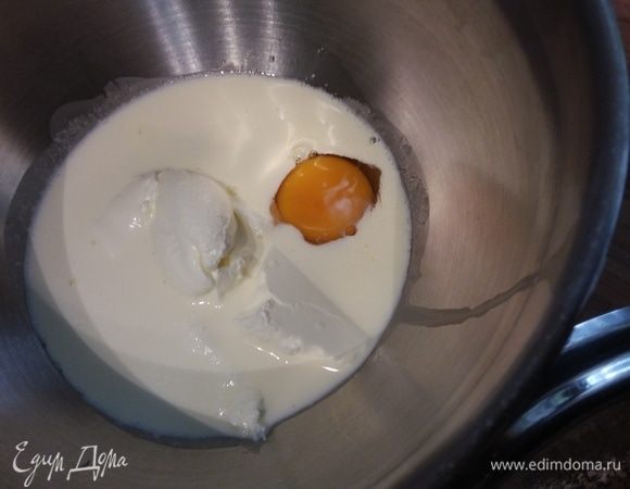 За это время смешать сливки с сахаром, сметаной, яйцом. 