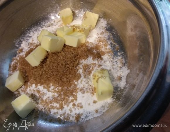 Приготовить штрейзель. В миску выложить муку, сахар, холодное масло, нарезанное кубиком. 