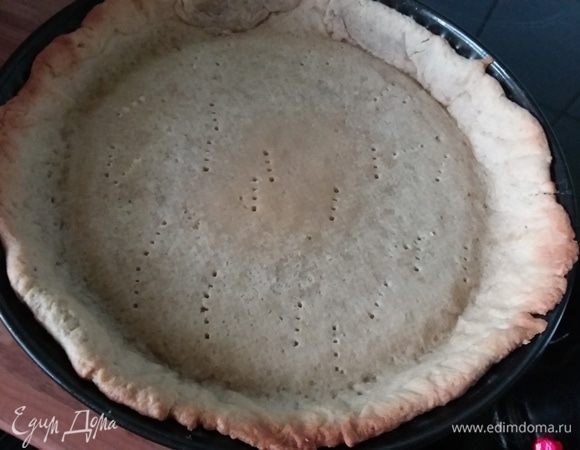 Корж достать из духовки, дать ему 5 минут остыть, дырочки делать не обязательно. 