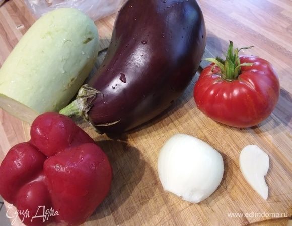 Овощи очистить, помыть, нарезать средним кубиком. Овощи у меня все крупного размера, если у вас мелкие, то возьмите по несколько штук. Параллельно поставить варить гречневую кашу. 