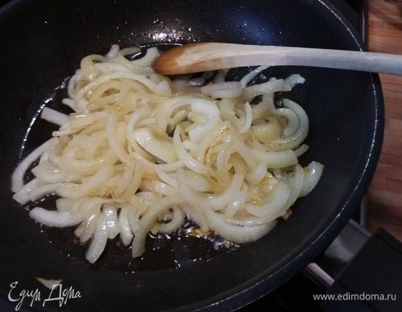 Лук нарезать полукольцами и пассеровать в разогретом масле до прозрачности. 
