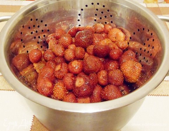 Отделить ягоды от сока.