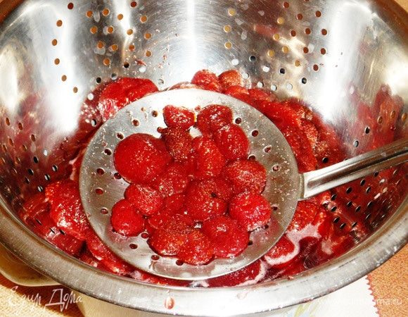 Кастрюлю снять с огня. Дать ягодам полностью остыть. Аккуратно шумовкой переложить ягоды в дуршлаг. Дать сиропу полностью стечь.