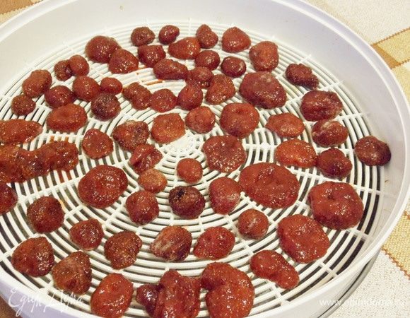 Разложить клубнику в один слой на поддоне сушилки. Ягоды не должны касаться друг друга.