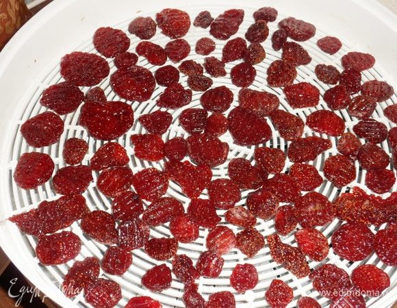 Сушить около 16 часов на максимальной температуре около 70°С. Я сушила несколько дней примерно по 5 часов с ночным перерывом.