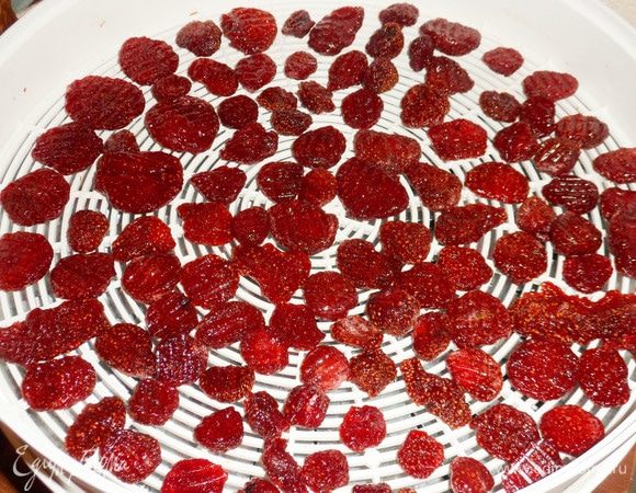 Ягод стало меньше и они хорошо помещались уже на один поддон. Во время сушки ягоды нужно периодически переворачивать.