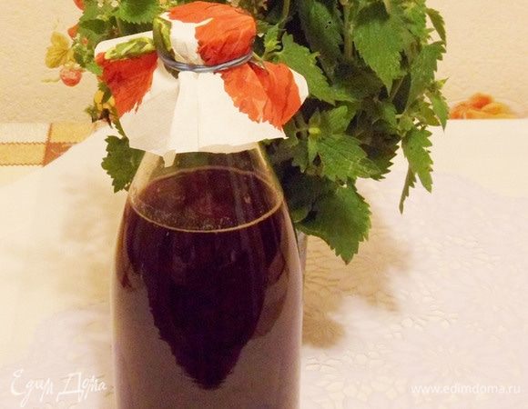 Сок и сироп клубники можно смешать, прокипятить и разлить по стерилизованным бутылкам для хранения. Получился прекрасный побочный продукт от переработки клубники!