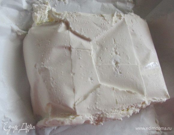 В блендер добавляем творог и заливаем его молоком.