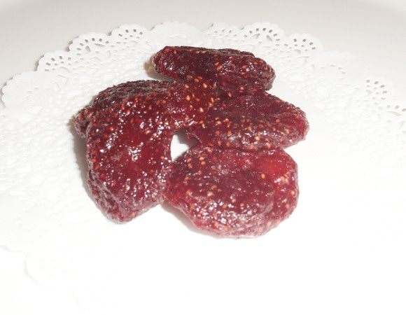 Вяленая клубника готова! Хорошо еще несколько дней подержать ягоды при комнатной температуре. 