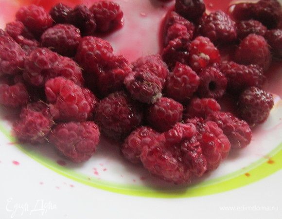Далее туда же добавляем малину и все тщательно перемешиваем до однородной массы.