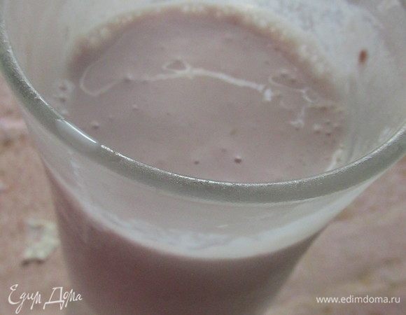 Наливаем в стакан и по в кусу добавляем либо сахар, либо мед. После чего отправляем в холодильник для охлаждения на 20 минут.