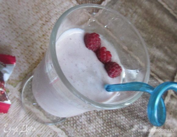 После этого достаем наш смузи из холодильника и по желанию украшаем его трубочкой и 3 малинками.
Наш смузи готов. Приятного аппетита!