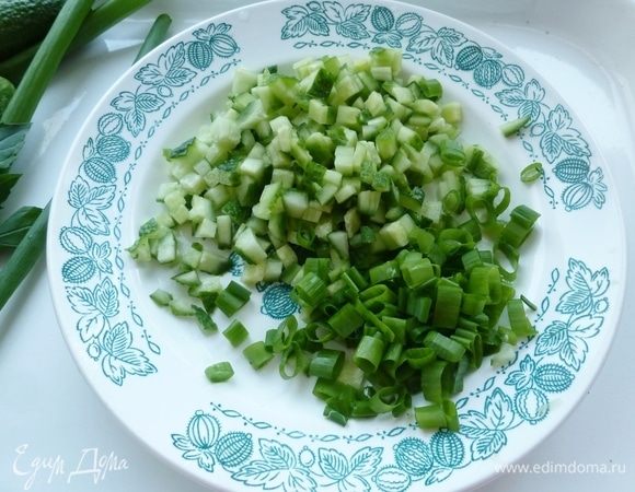 Пока нарежем огурцы мелким кубиком и нарубим зеленый лук и мяту.