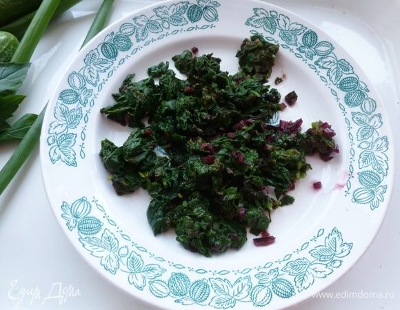 Остывшие листья шпината, свеклы и щавеля мелко нарежем.