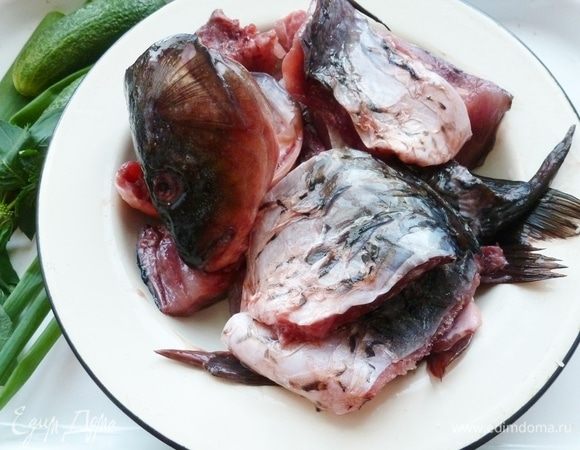 Карпа почистим, выпотрошим, помоем. Нарежем кусочками, приправим солью и перцем (или любимой приправой).