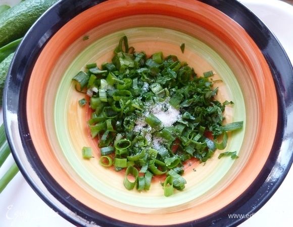 Лук, укроп и мяту посолим и разомнем пальцами до выделения сока.