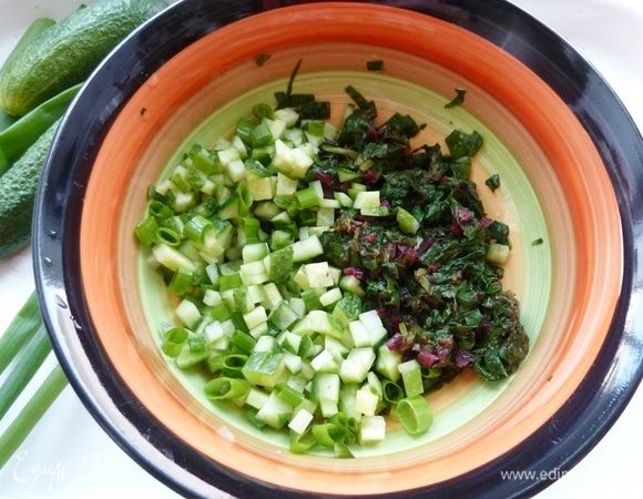 Кладем нарезанные огурцы и ботву.