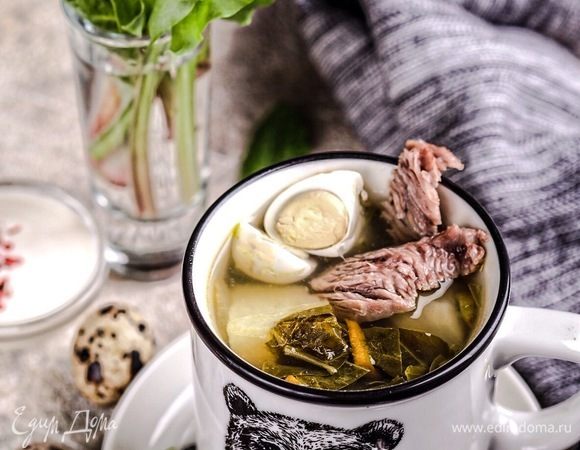 Снять отваренное мясо с кости, нарезать кубиками, добавить в суп.
Дать настояться супу минимум полчаса. На вторые сутки суп станет гораздо вкуснее.
