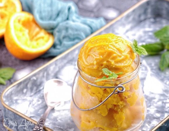 Перекладываем сорбет в контейнер и полностью замораживаем в морозилке. Перед подачей даем постоять при комнатной температуре 15-20 минут. Благодаря такой технологии приготовления у вас получится настоящий сорбет, из которого можно сформировать ложкой для мороженого красивые аккуратные шарики.