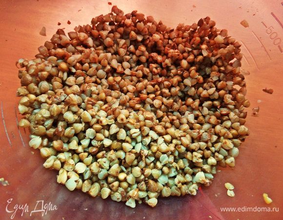 Отварить гречку заранее, подойдет порция, оставшаяся от ужина.