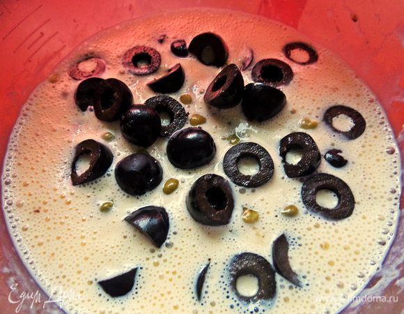 Маслины покрошить половинками.