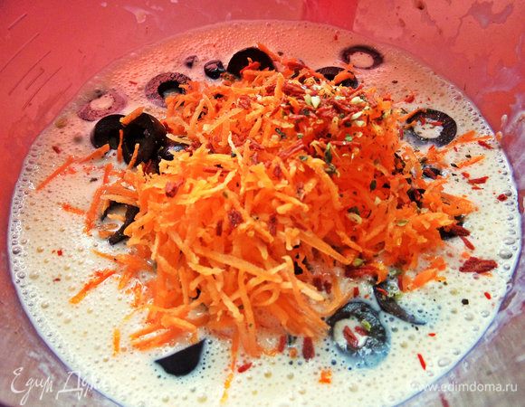 Далее мелко тертая морковь, опять же с грядки молодую можно.