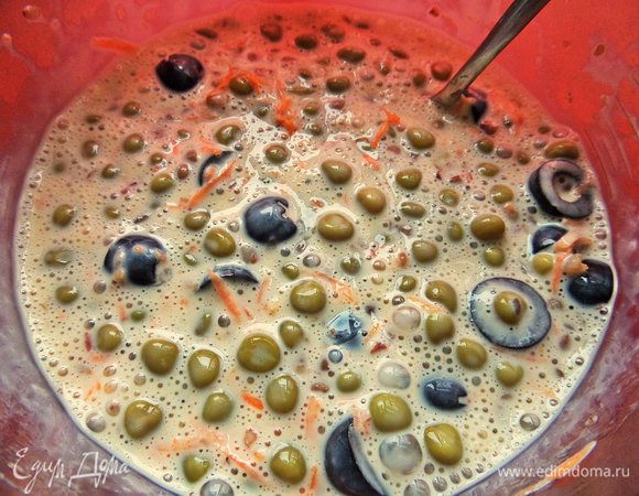 Перемешать вилкой.