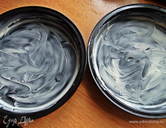 Металлические формы для пиццы смазать обильно маслом.