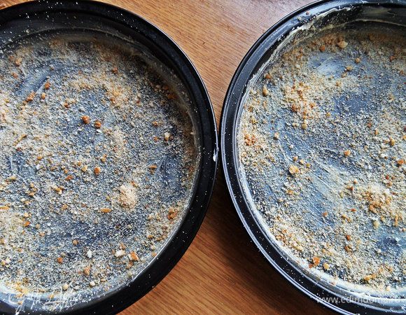 Посыпать сухарями.