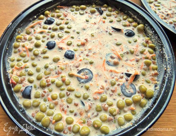 Распределить омлетную массу поровну.