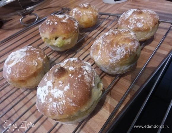 Выпекать в заранее разогретой до 220°С духовке около 20 мин. Остудить на решетке. 