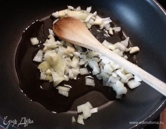 В сковороде разогреть масло, пассеровать луч и чеснок. 