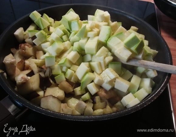 Добавить кабачок, обжарить в течение нескольких минут. 