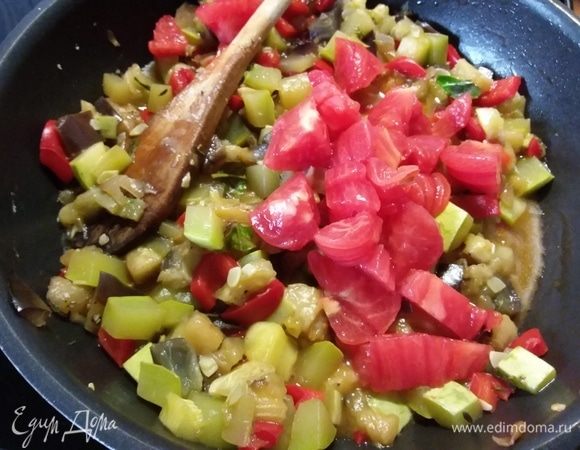 Добавить помидоры без шкурки.