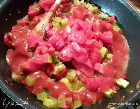 Добавить пассату, накрыть крышкой и тушить минут 10 до готовности. 