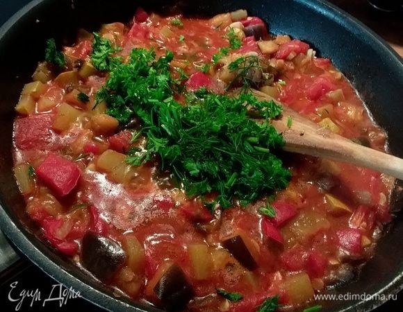 Заправить солью, перцем, соком лимона и сахаром. Добавить зелень, снять с огня. 