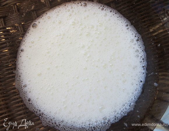 Готовим меренговую основу. Отделяем яичные белки от желтков. Нам понадобится примерно  5-6 яиц.
Подготавливаем емкость для взбивания, она должна быть сухой и чистой, я иногда протираю чашу уксусом для обезжиривания.
Начинаем взбивать белки на небольшой скорости (без сахара) до образования легкой пены. 