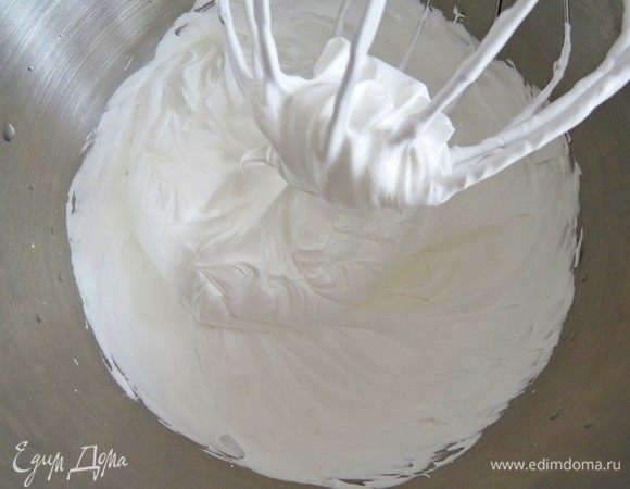 Не останавливая работу миксера, небольшими порциями начинаем вводить сахар. Добавляем щепотку соли, сок лимона. 
Взбиваем белки на средней скорости, пока сахар почти полностью не растворится и только после прибавляем скорость миксера. Если сразу увеличить скорость миксера, то белки взобьются раньше, чем растворится сахар. 
Взбиваем белковую массу до устойчивых пиков.