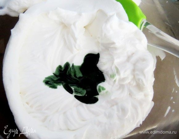 Тем временем делаем начинку. Охлажденные сливки взбиваем с сахарной пудрой до устойчивых пиков. Затем добавляем фисташковую пасту (по желанию). Можно просто добавить ваниль. У меня на фото натуральный фисташковый ароматизатор, так как паста закончилась.
