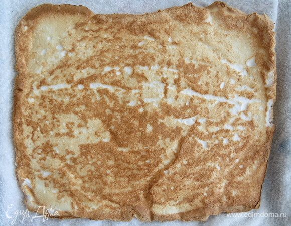 Выпеченную меренговую основу достаем из духовки и переворачиваем на чистое полотенце бумагой для выпечки вверх. Даем остыть. Аккуратно снимаем бумагу для выпечки.