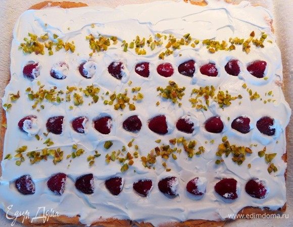 Выкладываем на меренговую основу наш крем, равномерно его распределяем, сверху выкладываем малину (или любые другие ягоды) и орехи (у меня фисташки, но можно и миндаль, грецкий). 