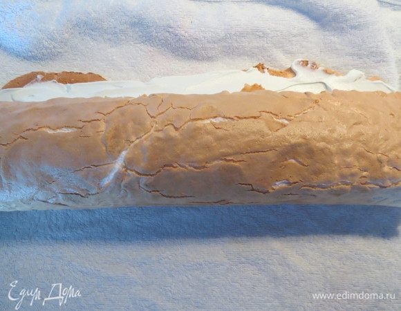 Сворачиваем рулет, оборачиваем пленкой и кладем в холодильник на пару часов для стабилизации.
А затем наслаждаемся!