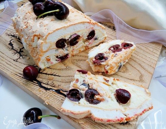 А вот такой меренговый рулет я делала с черешней и миндалем. Тоже очень вкусно! 