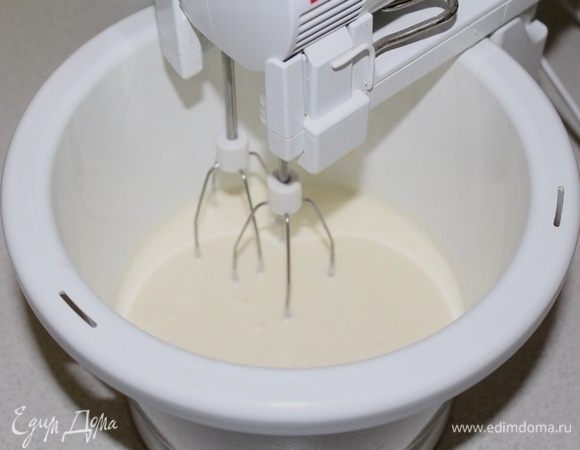 Взбить яйца с сахаром до белой массы.